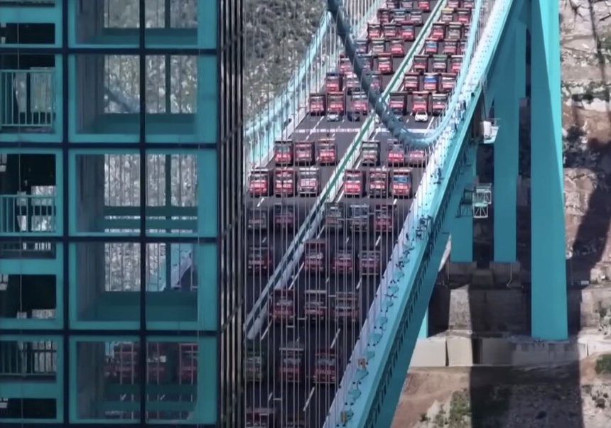 El puente más alto del mundo ha superado un peculiar examen: aguantar el peso de 96 camiones a la vez